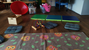 Spieleteppich mit Spielzeug für die Krabbelkinder